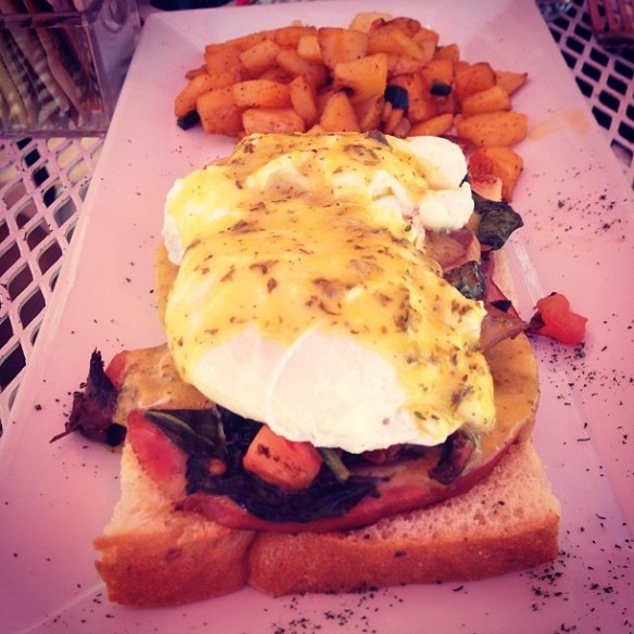 Brunch Eggs Benedict 